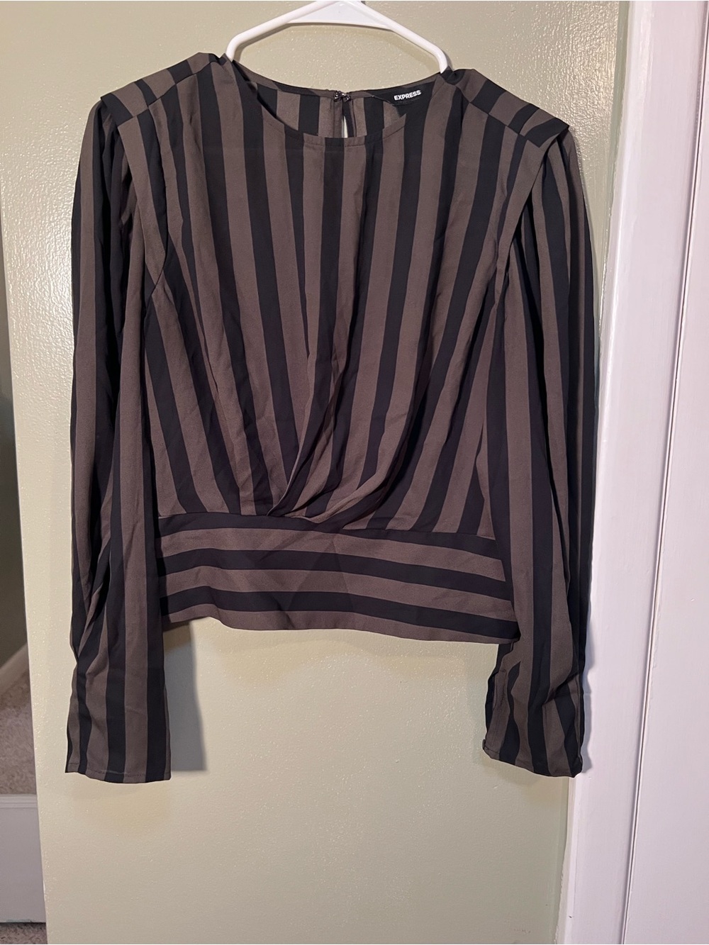 Express Women’s Size Medium Cropped Blouse Olive Green Black Stripes Puff Long - Picture 2 of 9